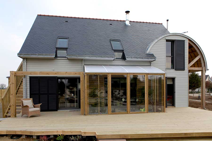 Un jardin d'hiver ouvert sur la maison et la terrasse bois à proximité du Golfe du Morbihan