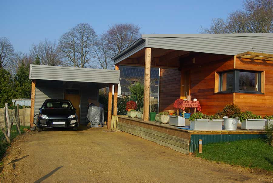 Construction d'une maison à ossature bois (bardages métal, red cedar et composite) avec toitures mono-pente en zinc, dans le Morbihan