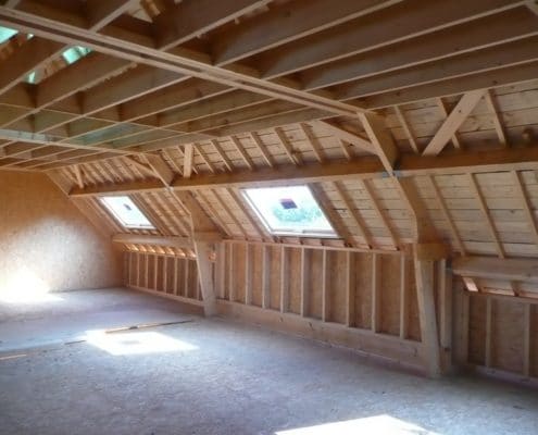 Combles habitables en charpente traditionnelle d’une maison à ossature bois dans le Morbihan 
